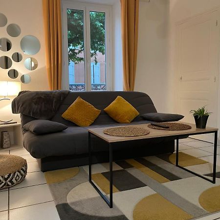 Appartement T2 Plein Centre Au 1Er Etage Avec Parking Prive à Millau Extérieur photo