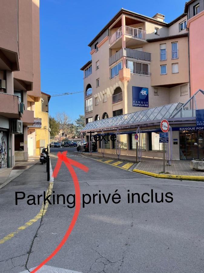 Appartement T2 Plein Centre Au 1Er Etage Avec Parking Prive à Millau Extérieur photo