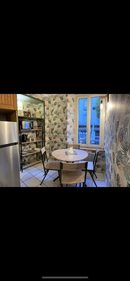 Appartement T2 Plein Centre Au 1Er Etage Avec Parking Prive à Millau Extérieur photo