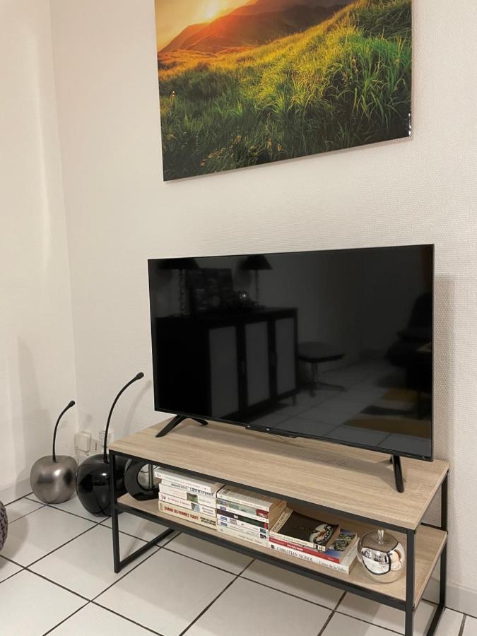 Appartement T2 Plein Centre Au 1Er Etage Avec Parking Prive à Millau Extérieur photo