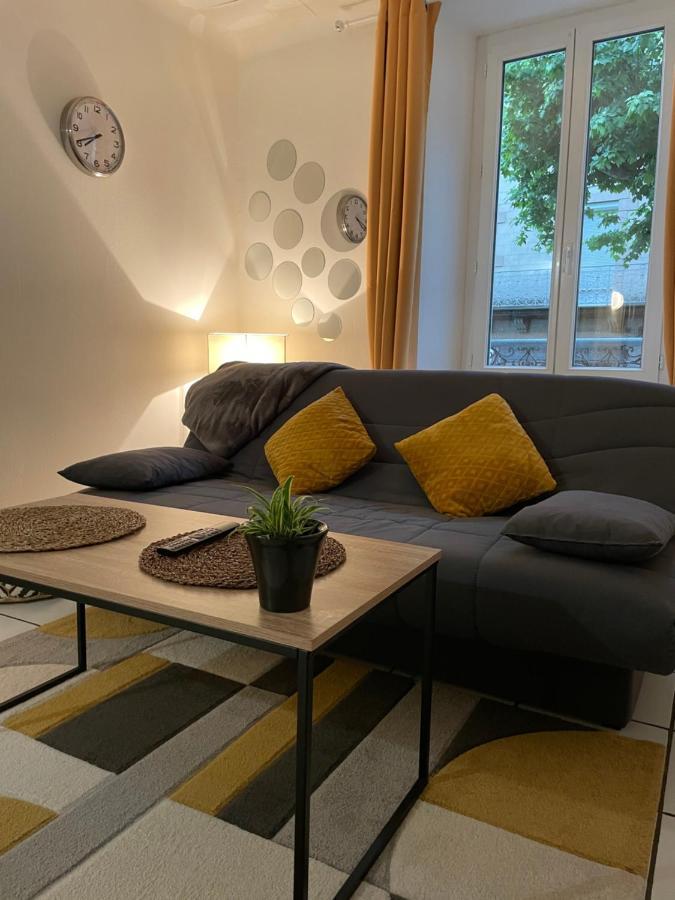 Appartement T2 Plein Centre Au 1Er Etage Avec Parking Prive à Millau Extérieur photo