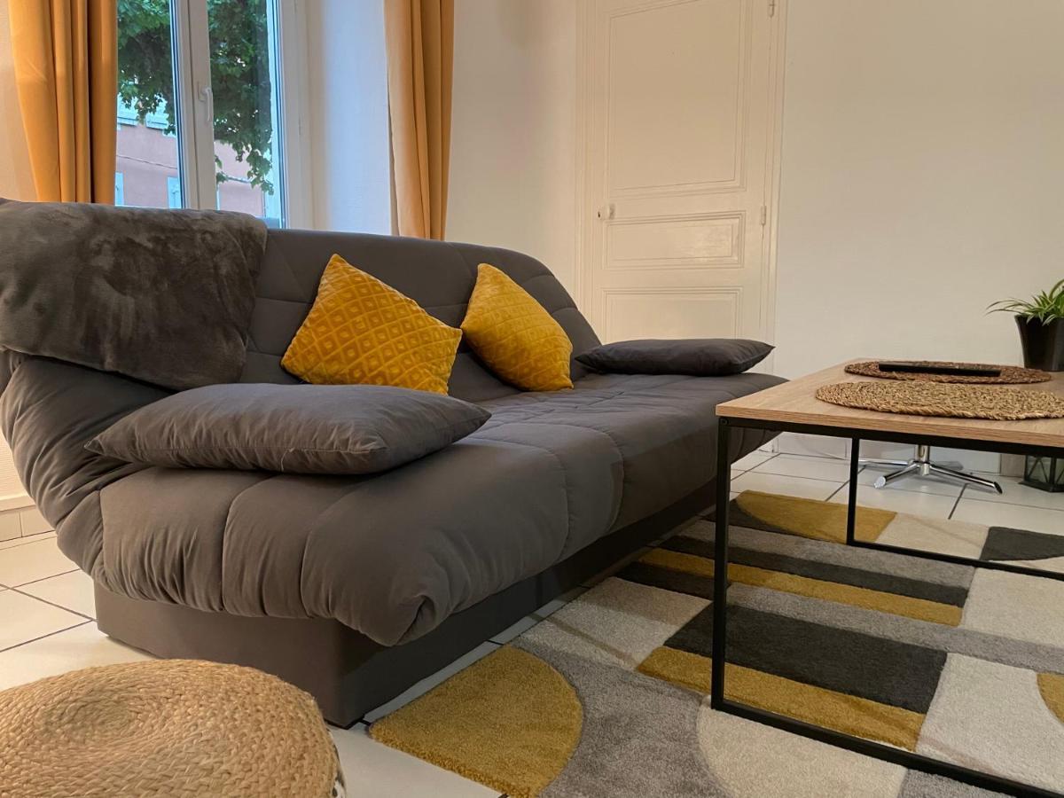 Appartement T2 Plein Centre Au 1Er Etage Avec Parking Prive à Millau Extérieur photo