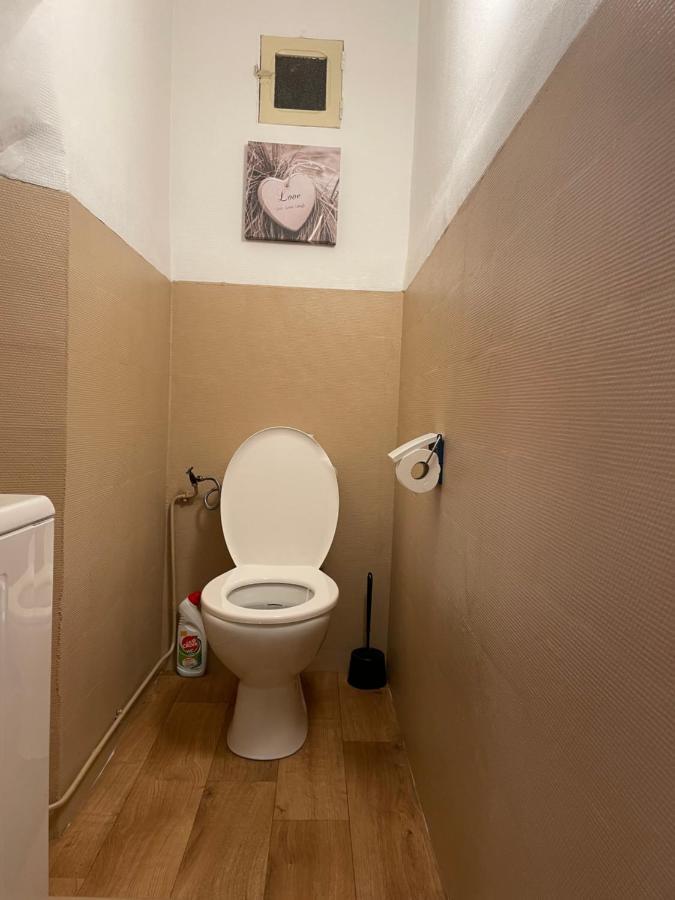 Appartement T2 Plein Centre Au 1Er Etage Avec Parking Prive à Millau Extérieur photo