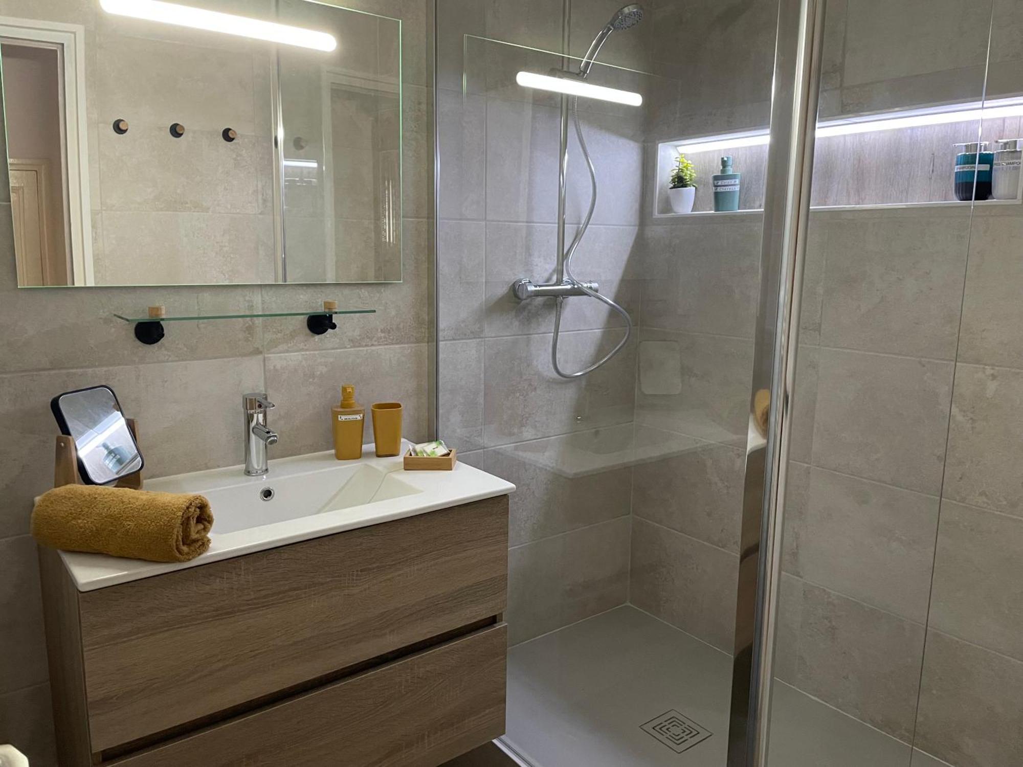 Appartement T2 Plein Centre Au 1Er Etage Avec Parking Prive à Millau Extérieur photo